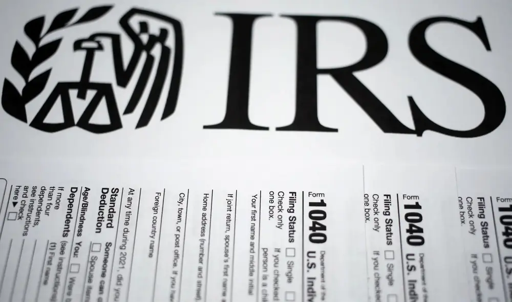 El IRS recomienda presentar la declaración a tiempo, mantener registros y consultar a asesores fiscales para evitar sanciones y problemas legales por incumplimiento. Foto: Axios