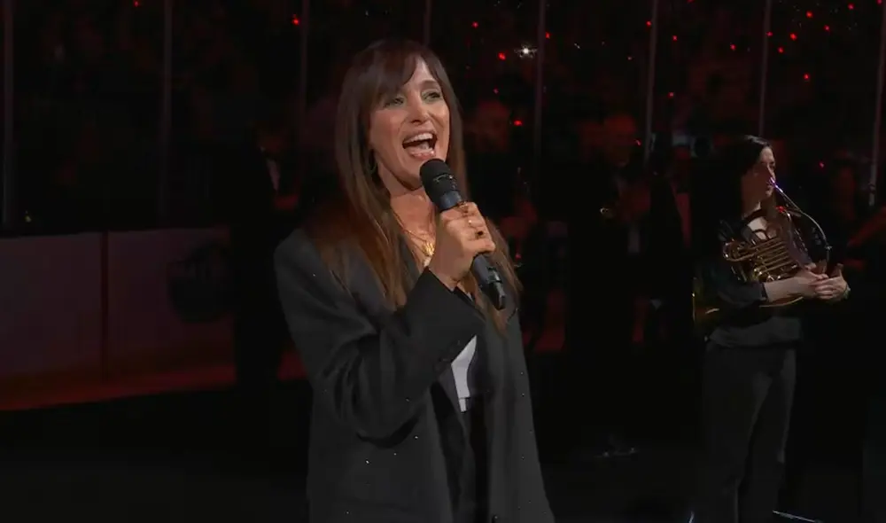 Kreviazuk reemplazó "en todos nosotros mandamos" por "que sólo nosotros mandamos", mostrando su compromiso con la democracia y la independencia canadiense. Foto: CBC