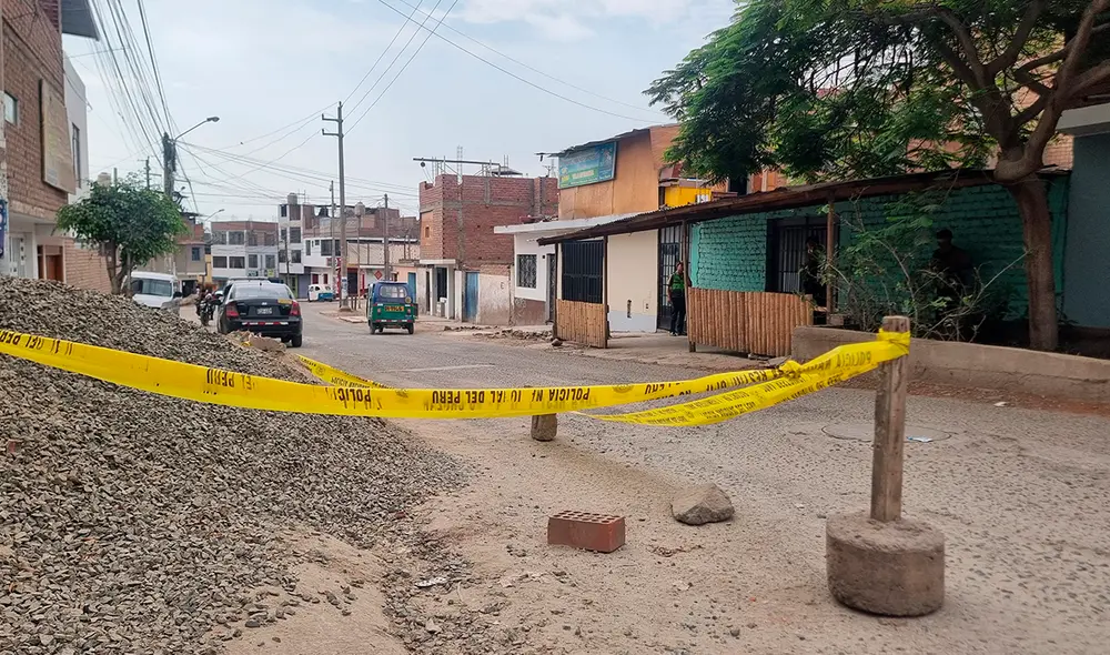 Vecinos de la zona auxiliaron a la madre de familia, quien terminó gravemente herida. Foto: Kevinn García/La República