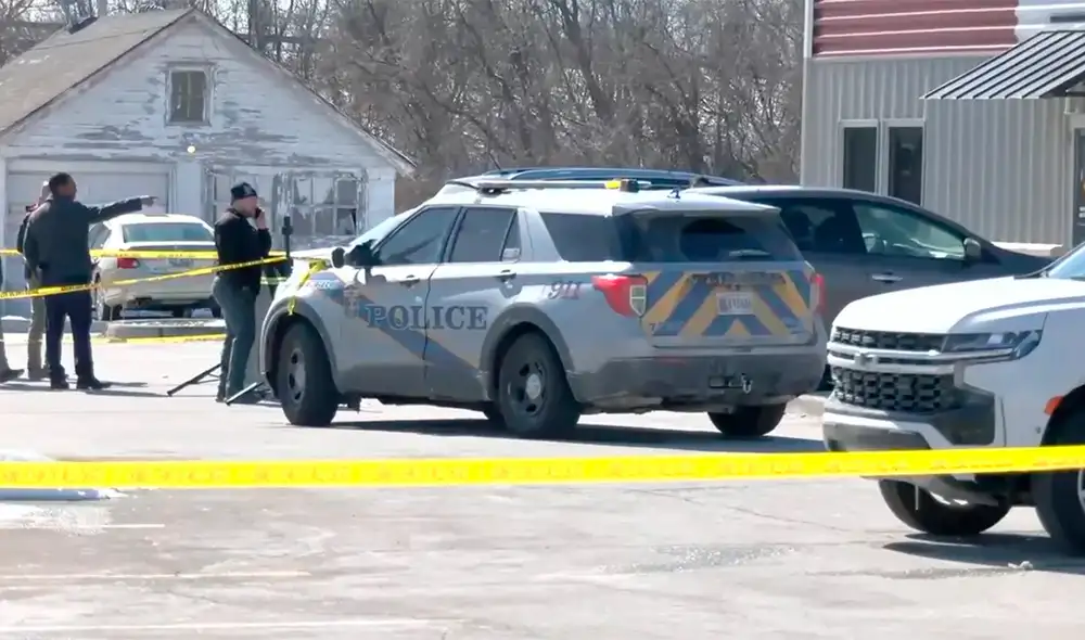 La policía encontró a un hombre sin vida en el estacionamiento y dos mujeres heridas de bala que fallecieron en el hospital. Foto: Fox News La policía encontró a un hombre sin vida en el estacionamiento y dos mujeres heridas de bala que fallecieron en el hospital. Foto: Fox News