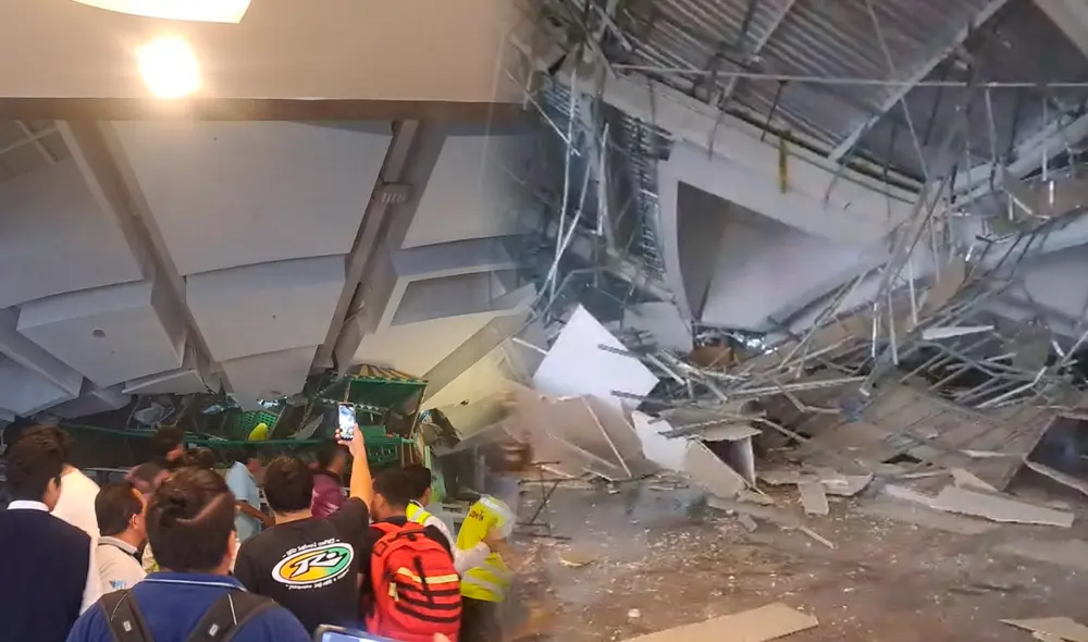 Usuarios reportaron que el techo del patio de comidas se desplomó dejando heridos de gravedad. Foto: Difusión Usuarios reportaron que el techo del patio de comidas se desplomó dejando heridos de gravedad. Foto: Difusión