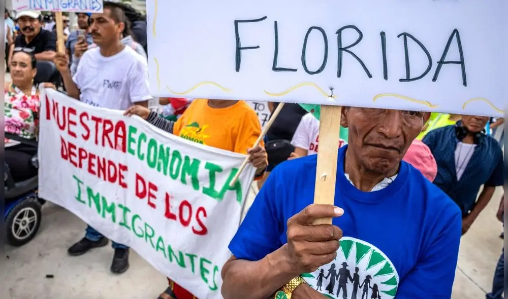 Los inmigrantes en Florida exigen que se respeten sus derechos migratorios. Foto: Hola News