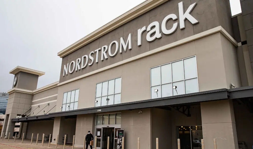 Nordstrom Rack se caracteriza por ofrecer descuentos de hasta el 70% en ropa. Foto: The Dallas Morning News