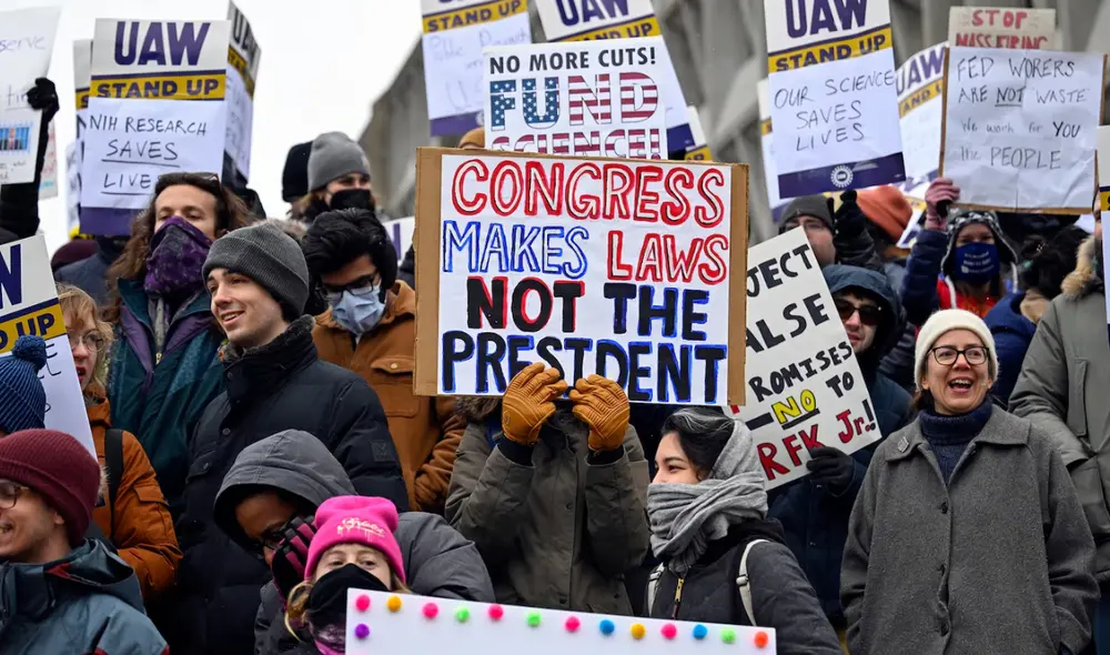 La administración Trump enfrenta críticas por despedir a expertos en Alzheimer del Centro de Investigación NIH, generando inquietudes sobre la interferencia política en la ciencia. Foto: ABC News