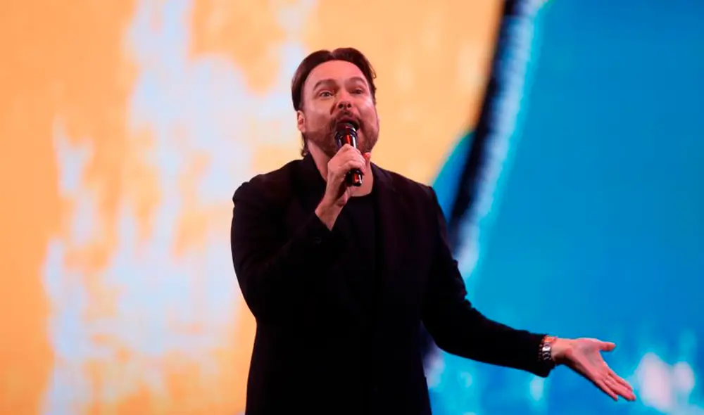 George Harris se baja del escenario tras pifias del público. Foto: Disney+