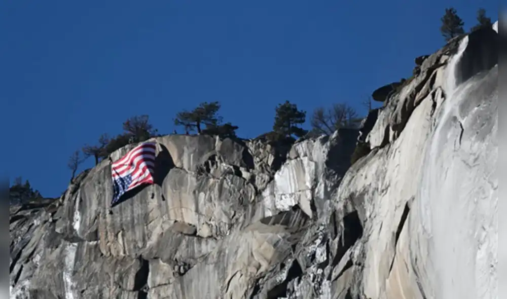 Una bandera estadounidense fue colgada al revés en el Parque Nacional de Yosemite, como parte de una protesta contra los recortes de personal que se llevaron bajo la administración Trump. Foto: Orden del dragón/Reddit Una bandera estadounidense fue colgada al revés en el Parque Nacional de Yosemite, como parte de una protesta contra los recortes de personal que se llevaron bajo la administración Trump. Foto: Orden del dragón/Reddit