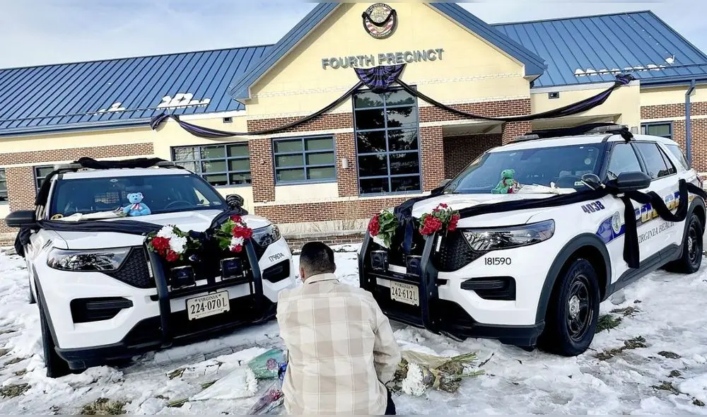 Rindieron homenaje afuera del 4to Precinto a los dos agente de la Policía de Virginia Beach. Foto: AP. Rindieron homenaje afuera del 4to Precinto a los dos agente de la Policía de Virginia Beach. Foto: AP.