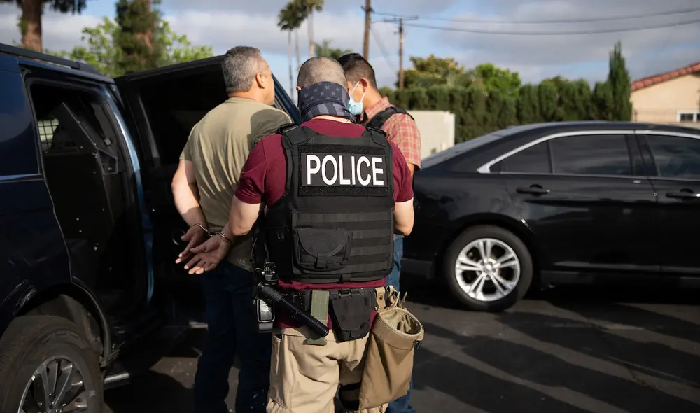 En Estados Unidos, los inmigrantes indocumentados enfrentan complejas políticas migratorias y agentes de inmigración, lo que provoca incertidumbre en la comunidad. Foto: Barriozona Magazine En Estados Unidos, los inmigrantes indocumentados enfrentan complejas políticas migratorias y agentes de inmigración, lo que provoca incertidumbre en la comunidad. Foto: Barriozona Magazine