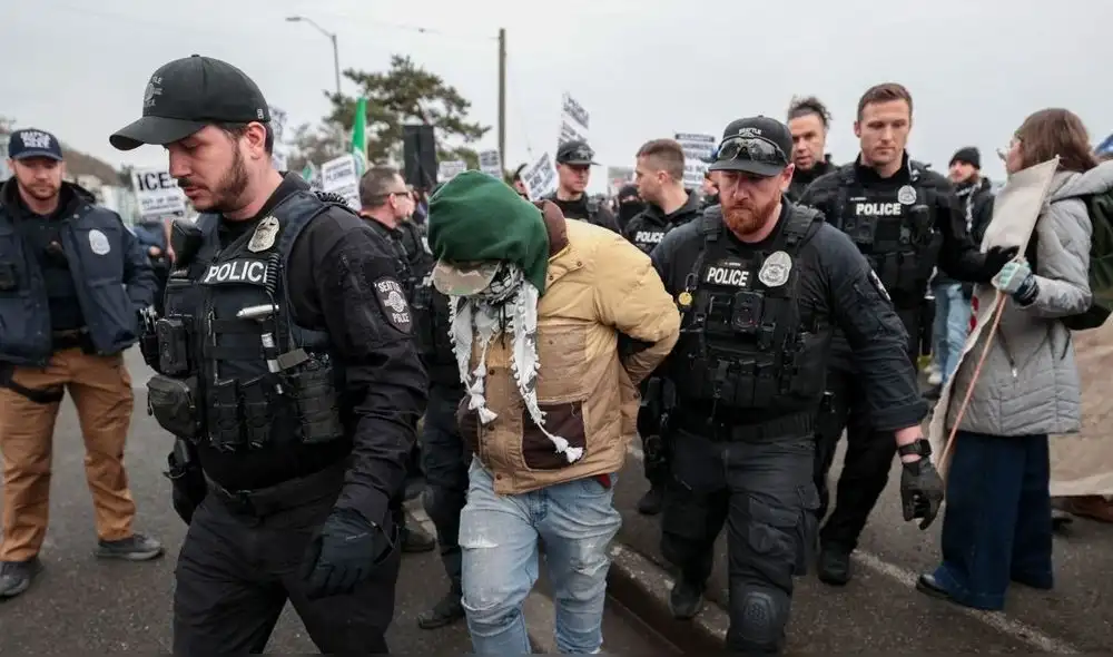 En el marco de las políticas antimigratorias de Trump, el ICE ha ejecutado operativos colectivos en todo EE. UU. contras los inmigrantes. Foto: AFP.