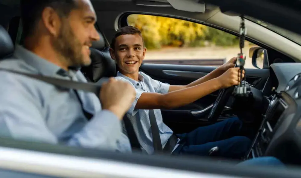 Licencia de conducir para menores de 18 años en California / Foto: CNN