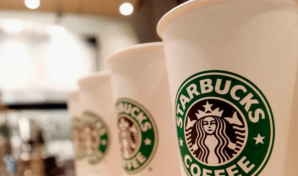 Starbucks busca reducir su menú en un 30% y recortar más de 1.000 empleados para mejorar la calidad del servicio. Foto: Glamour México