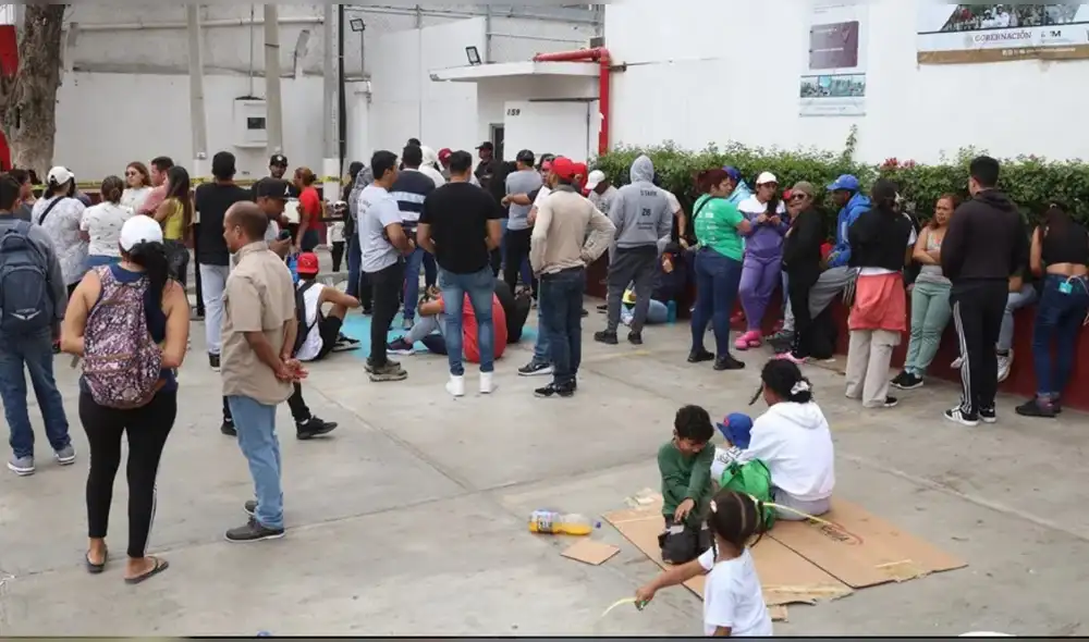Migrantes, en su mayoría de nacionalidad venezolana, hacen fila en un municipio de Tuxtla Gutiérrez. Foto: EFE.