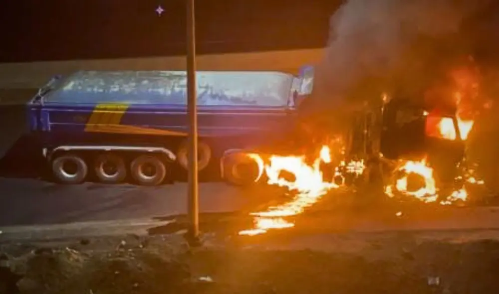 Incendio en tráiler causa caos en la carretera Panamericana Norte. Foto: Andina