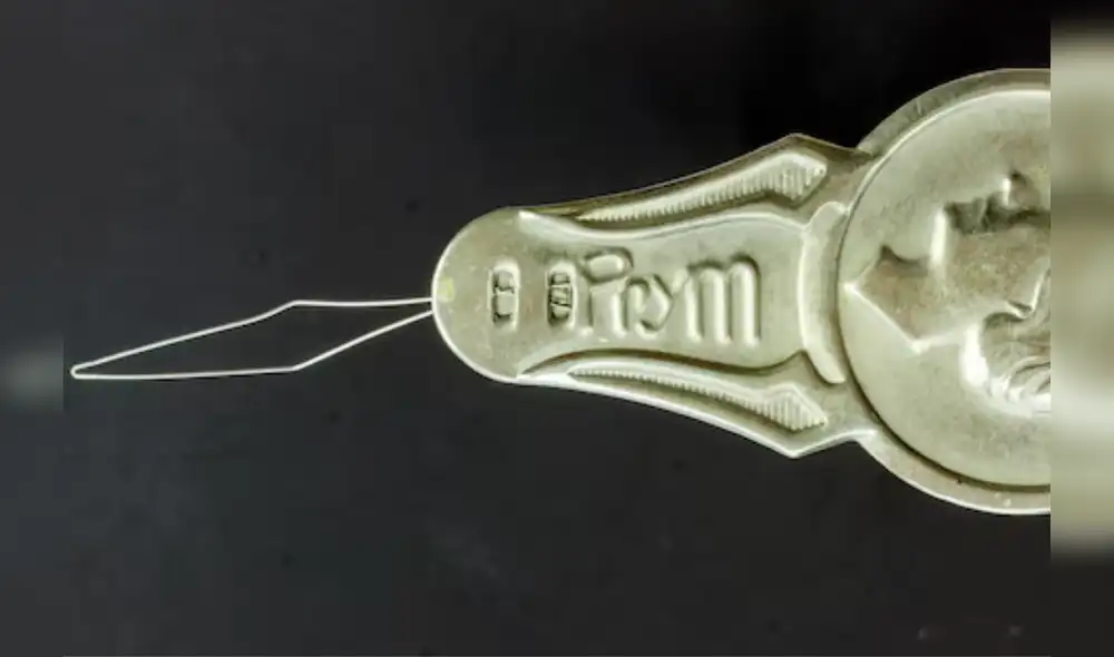 Moneda plateada del costurero, es una herramienta diseñada para facilitar la introducción del hilo. Foto: AilExpress. Moneda plateada del costurero, es una herramienta diseñada para facilitar la introducción del hilo. Foto: AilExpress.