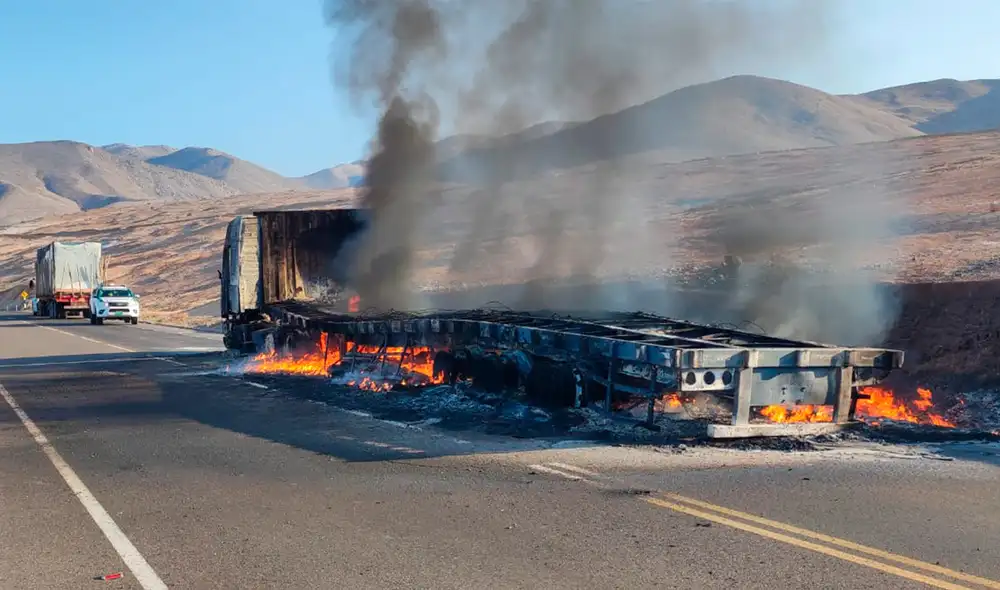 El camión siniestrado obstruyó parcialmente la vía. Créditos: PNP