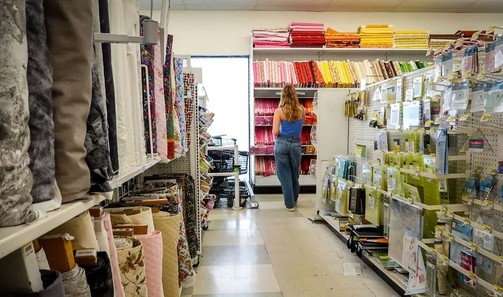 Joann Fabrics, un ícono de las manualidades durante más de 80 años, cerrará todas sus tiendas en EE. UU. tras dos declaraciones de bancarrota, dejando a miles sin empleo. Foto: Fast Company Joann Fabrics, un ícono de las manualidades durante más de 80 años, cerrará todas sus tiendas en EE. UU. tras dos declaraciones de bancarrota, dejando a miles sin empleo. Foto: Fast Company