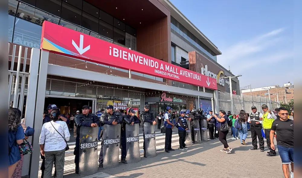 Personal municipal bloqueó ingreso principal al centro comercial. Foto: Ivett Meza/La República