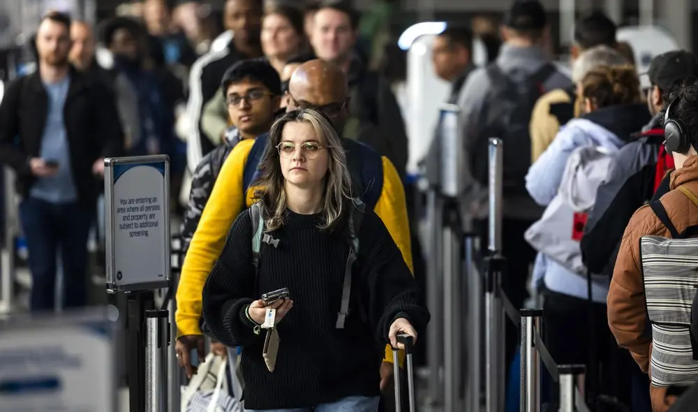 La TSA prohíbe llevar armas, objetos punzantes, herramientas largas y sustancias inflamables en el equipaje de mano. Estos deben ser transportados según las regulaciones correspondientes. Foto: EFE