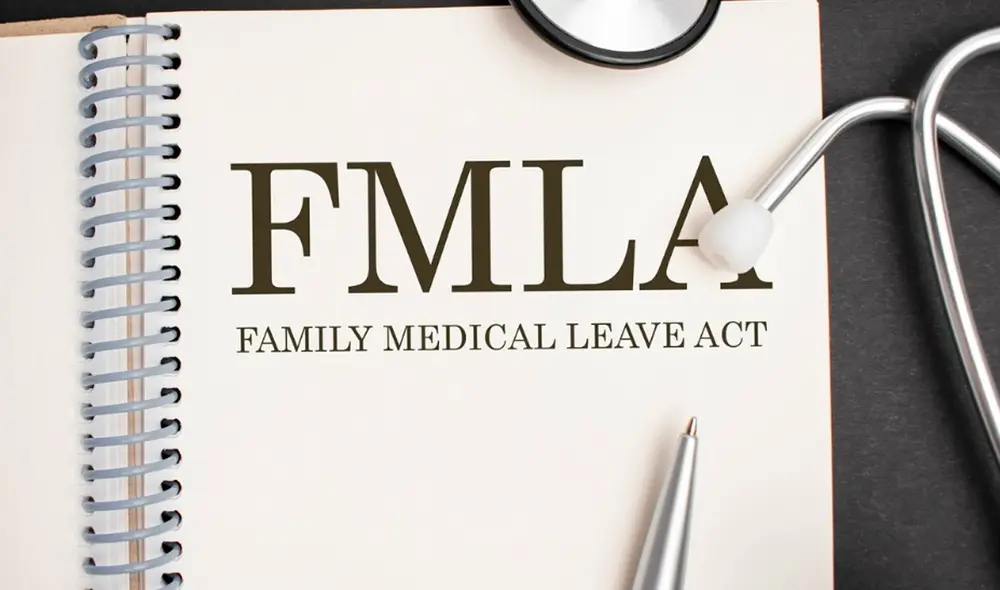 Para calificar, los empleados deben trabajar para un empleador cubierto, cumplir con horas requeridas y haber estado empleados por un mínimo de 12 meses, no necesariamente consecutivos. Foto: HRD America