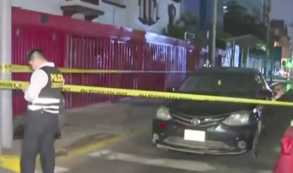 La Policía Nacional del Perú realiza las investigaciones acerca del asesinato en la Av. Arequipa. Foto: América TV