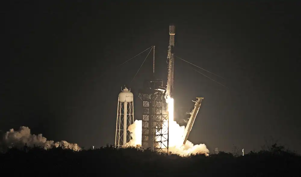 La misión lunar Athena despegó con éxito a bordo de un cohete SpaceX Falcon 9, con el objetivo de aterrizar en Mons Mouton y buscar depósitos de hielo de agua. Foto: AFP