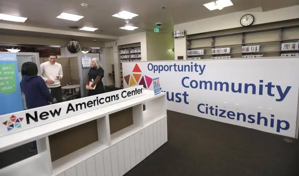 Las bibliotecas públicas de Los Ángeles se han transformado en esenciales centros de apoyo para inmigrantes. Foto: Los Angeles Times