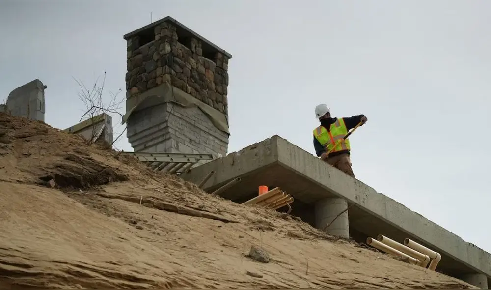 La erosión costera y el fuerte temporal climático expusieron los pilares de concreto carcomidos. Foto: Andre Muggiati.