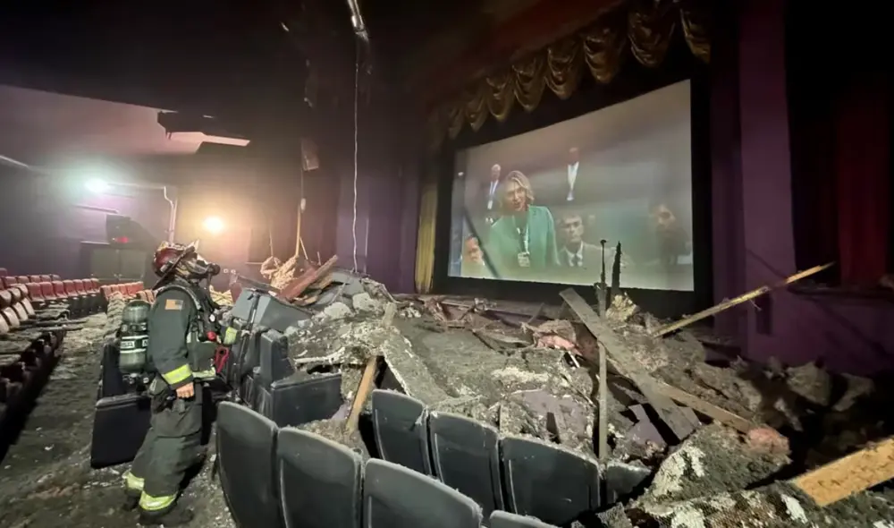 Una pareja en un cine de Washington, vivió un evento inesperado el martes por la noche cuando el techo colapsó durante la proyección de "Capitán América: un nuevo mundo". Foto: NBC News