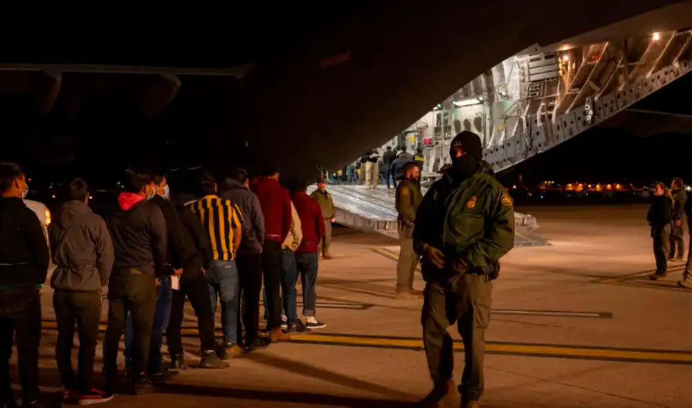 Aunque la ciudadanía estadounidense ofrece protección, existen circunstancias en las que una persona naturalizada podría perder su estatus legal. Foto: WIRED. Aunque la ciudadanía estadounidense ofrece protección, existen circunstancias en las que una persona naturalizada podría perder su estatus legal. Foto: WIRED.
