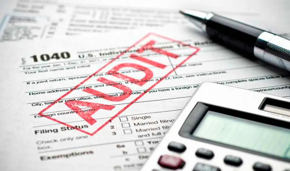 Para identificar a los contribuyentes que serán auditados, el IRS combina métodos de selección aleatoria con análisis basados en inteligencia artificial. Foto: AARP.