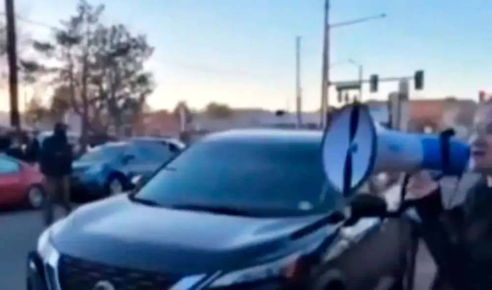 El video de la mujer estadounidense usando un megáfono para alertar a los inmigrantes se hizo viral en redes sociales. Foto: La Verdad Noticias. El video de la mujer estadounidense usando un megáfono para alertar a los inmigrantes se hizo viral en redes sociales. Foto: La Verdad Noticias.