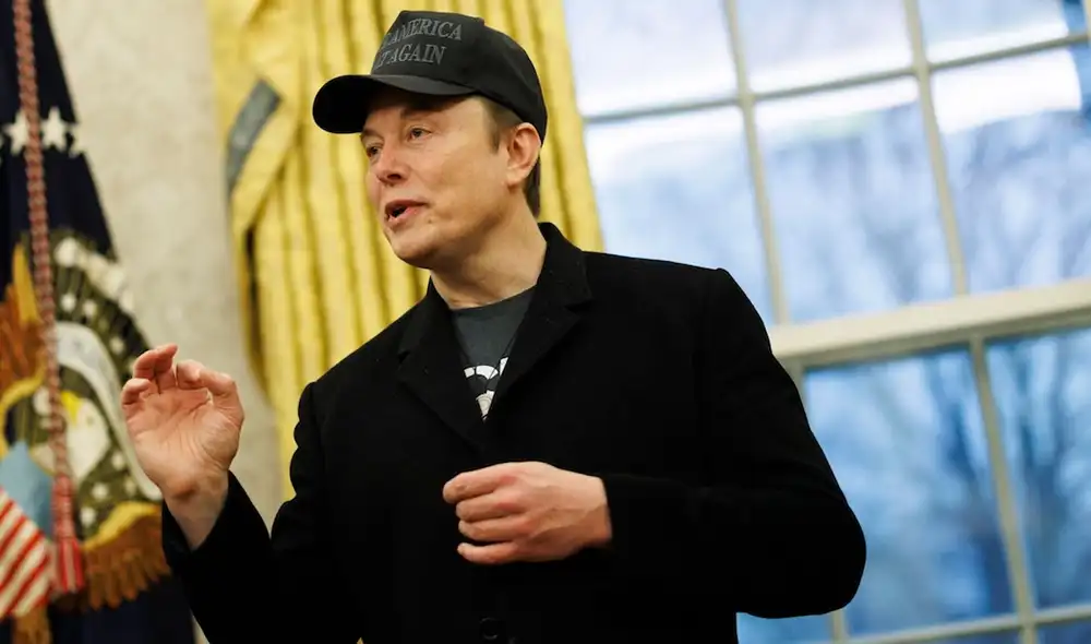 Elon Musk anunció un recorte de oficinas y servicios que afectarán a miles de beneficiarios. Foto: Open.