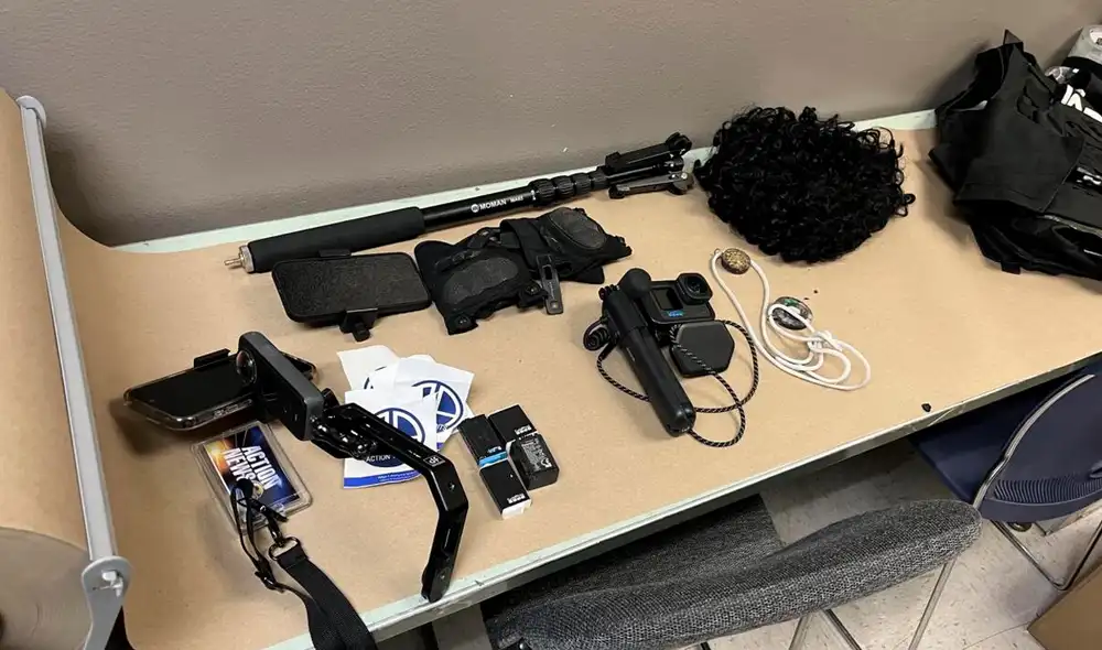 Los acusados, que usaron pelucas y chalecos tácticos, fueron reportados en 11 establecimientos. Foto: Los Angeles Times Los acusados, que usaron pelucas y chalecos tácticos, fueron reportados en 11 establecimientos. Foto: Los Angeles Times