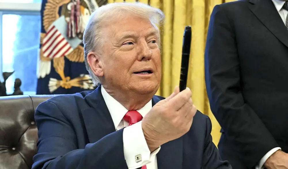 La decisión de Trump impactará las políticas de inmigración y eliminará la obligación de ofrecer asistencia en otros idiomas en agencias federales. Foto: composición LR/AFP La decisión de Trump impactará las políticas de inmigración y eliminará la obligación de ofrecer asistencia en otros idiomas en agencias federales. Foto: composición LR/AFP