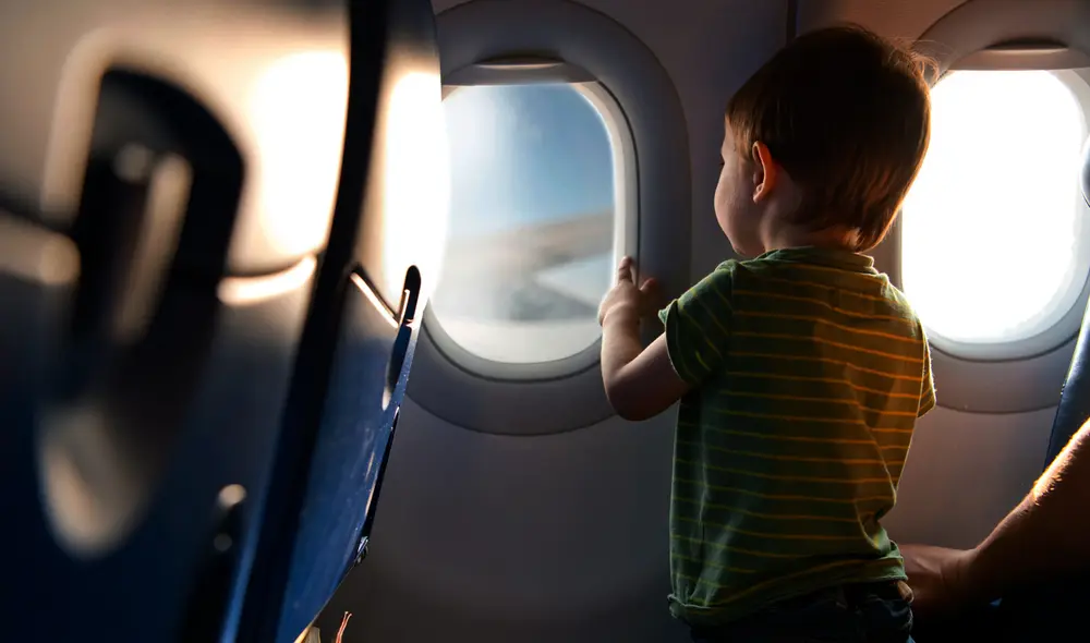 Menores de 18 años no necesitarán una REAL ID para vuelos domésticos si están acompañados por un adulto. Sin embargo, los adultos deberán tener identificación compatible desde esa fecha. Foto: Freepik