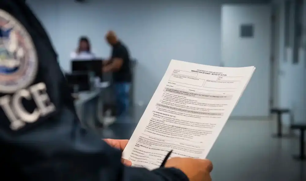 En 2025, un cierto grupo de inmigrantes deberá programar una cita con ICE. Foto: Enlace Latino NC En 2025, un cierto grupo de inmigrantes deberá programar una cita con ICE. Foto: Enlace Latino NC