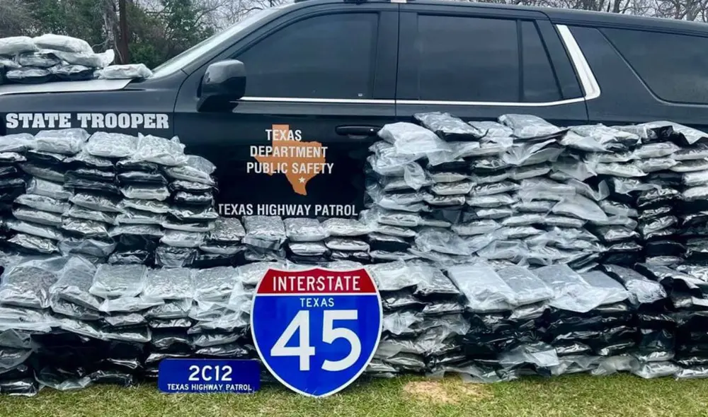 El hallazgo se logró tras notar comportamientos extraños en los conductores del auto al detenerse. Foto: Departamento de Seguridad Pública de Texas vía Fox News