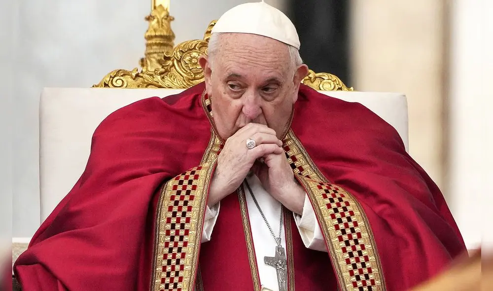 El papa Francisco presentó una mejoría tras una crisis respiratoria que le provocó vómitos el último viernes. Foto: AFP.