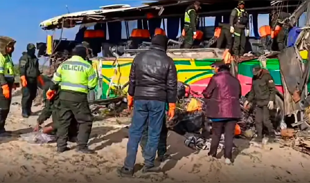 Un choque entre dos buses de pasajeros en Potosí, Bolivia, ha dejado al menos 37 muertos y 30 heridos. Foto: El Deber Un choque entre dos buses de pasajeros en Potosí, Bolivia, ha dejado al menos 37 muertos y 30 heridos. Foto: El Deber
