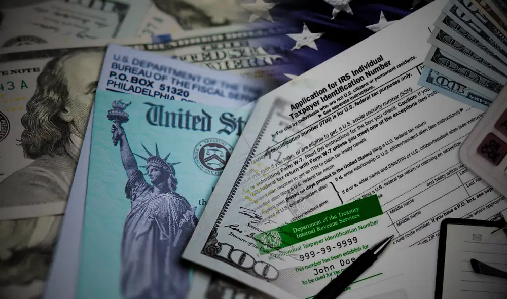 El reembolso del IRS ayuda a recuperar impuestos retenidos. Foto: composición LR/Freepik