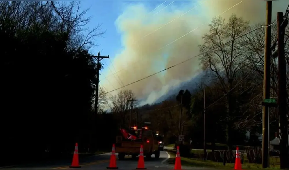 El reciente sábado, bomberos lucharon contra dos incendios forestales en el condado de Buncombe, Carolina del Norte. Foto: WLOS. El reciente sábado, bomberos lucharon contra dos incendios forestales en el condado de Buncombe, Carolina del Norte. Foto: WLOS.