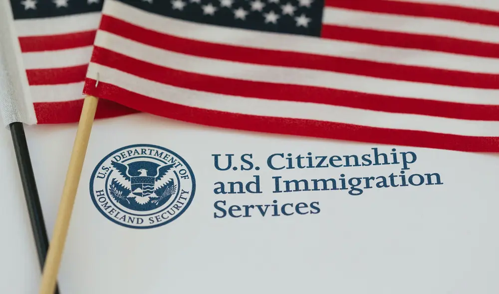 La 'Green Card' permite a inmigrantes vivir y trabajar en EE. UU. de forma indefinida, siendo clave para quienes buscan asentarse en el país. USCIS verifica requisitos para recibirla. Foto: Freepik