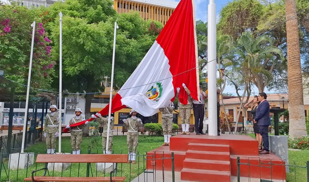 Tras el Izamiento, se lleva a cabo un desfile de las Fuerzas Armadas, así como instituciones públicas y privadas presentes. Fuente:Difusión.