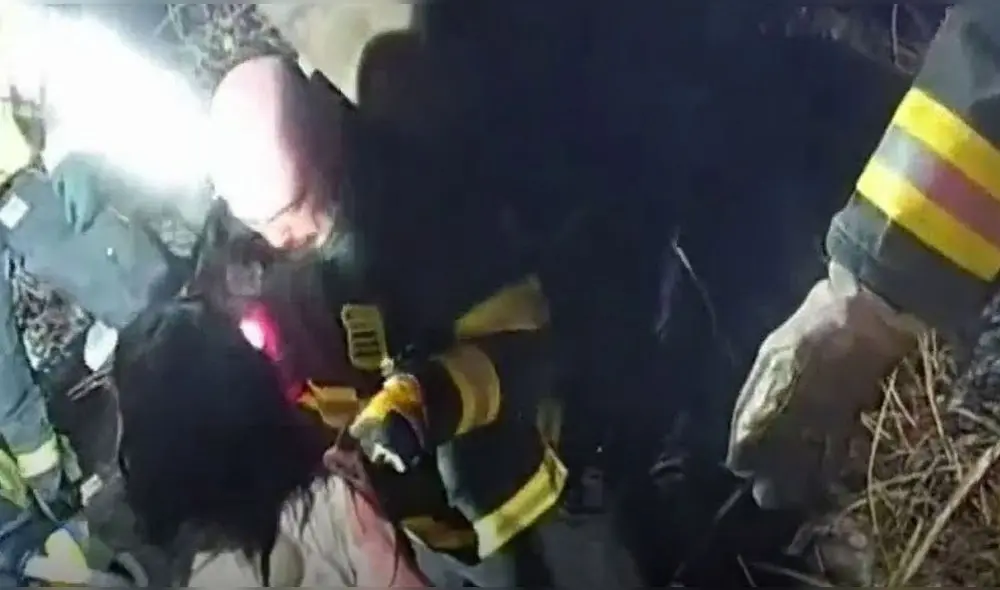 Agentes de la policía local se adentraron en el agua y rompieron el hielo para llegar hasta las mujeres en peligro. Foto: Arapahoe County Sheriff's Office.