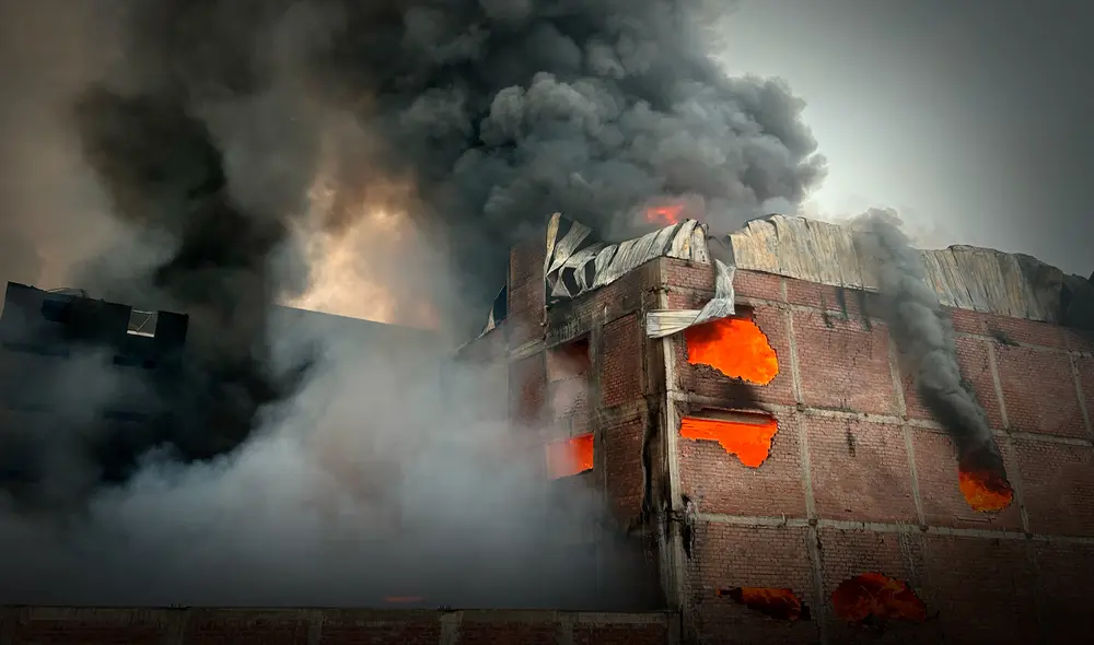 El incendio de grandes proporciones continúa siendo atendido por más de 200 bomberos. Foto: Composición LR