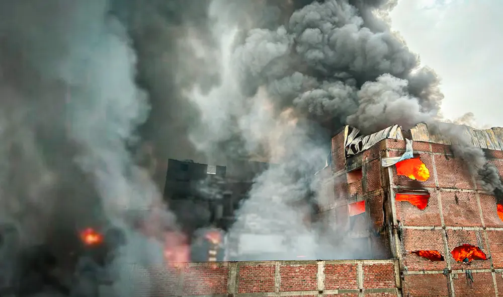 Los bomberos llegaron al inmueble ubicado en el Jirón Cangallo, donde se registra el incendio de código 4. Foto: LR