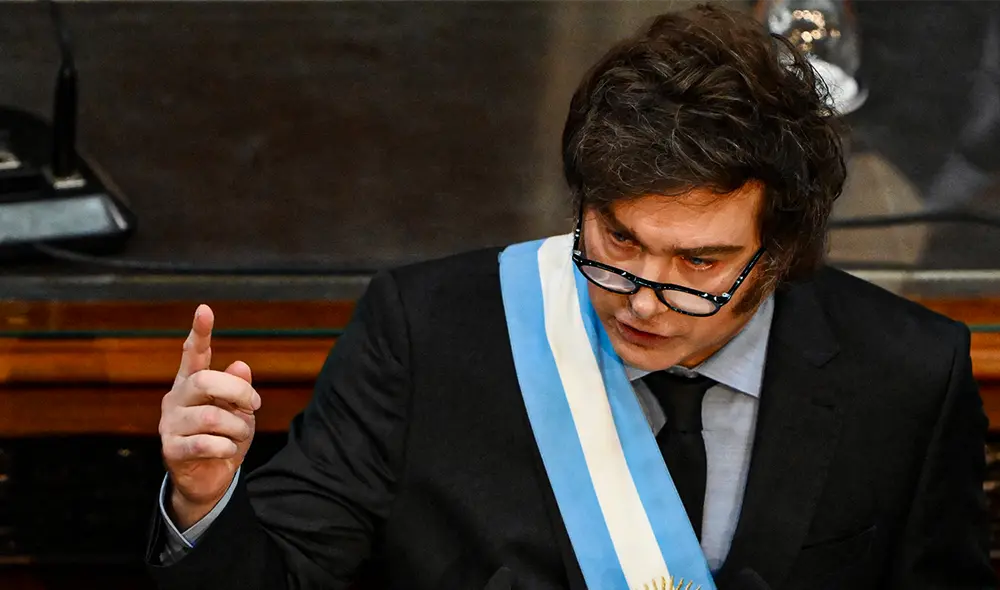 Milei fundamenta su propuesta en el aumento de la delincuencia juvenil, citando casos impactantes para justificar la necesidad de cambios en la legislación actual. Foto: AFP. Milei fundamenta su propuesta en el aumento de la delincuencia juvenil, citando casos impactantes para justificar la necesidad de cambios en la legislación actual. Foto: AFP.