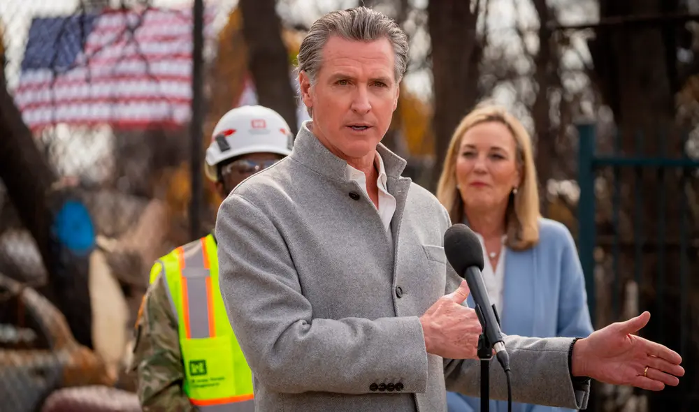 Gavin Newsom promueve un mejor salario mínimo para los trabajadores en California este 2025. Foto: Composición LR Gavin Newsom promueve un mejor salario mínimo para los trabajadores en California este 2025. Foto: Composición LR