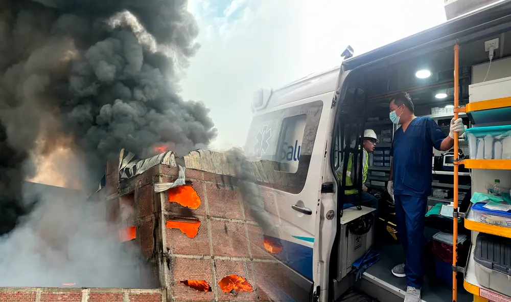 EsSalud ha establecido puestos médicos en la zona para brindar atención a los damnificados que hayan inhalado humo. Foto: composición LR EsSalud ha establecido puestos médicos en la zona para brindar atención a los damnificados que hayan inhalado humo. Foto: composición LR