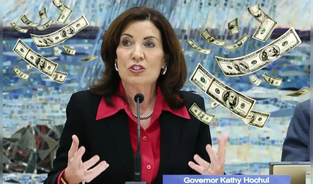 La gobernadora Kathy Hochul estaría preparando un nuevo estímulo económico en Nueva York. Foto: Composición LR/AFP/Pixabay